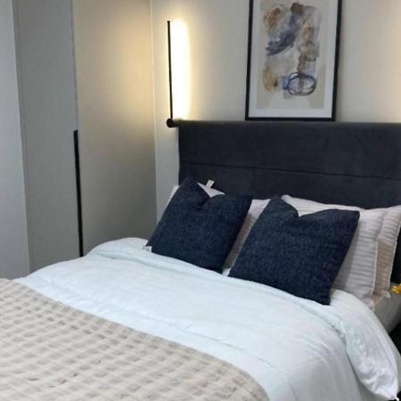 Modern 1-Bed Apartment In Buckinghamshire With Free Wifi, Parking & Garden Хай-Вайкомб Экстерьер фото