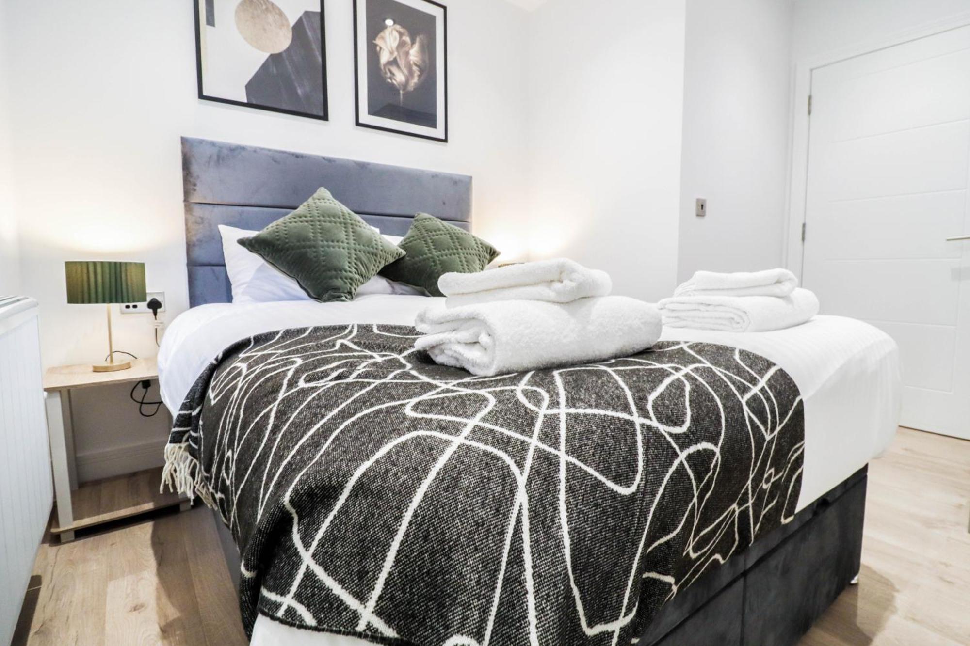Modern 1-Bed Apartment In Buckinghamshire With Free Wifi, Parking & Garden Хай-Вайкомб Экстерьер фото