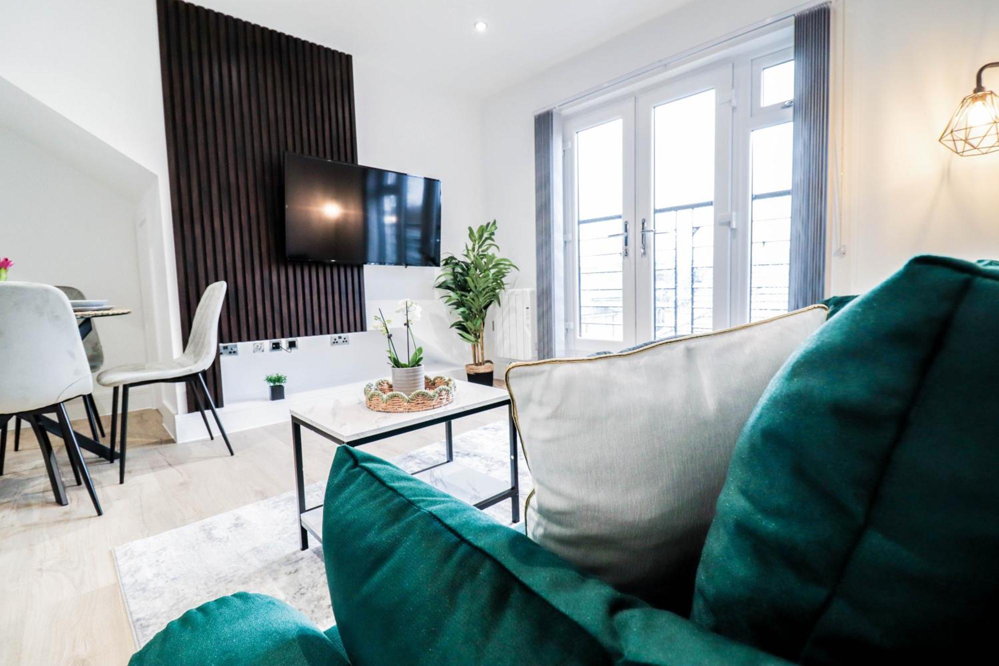 Modern 1-Bed Apartment In Buckinghamshire With Free Wifi, Parking & Garden Хай-Вайкомб Экстерьер фото